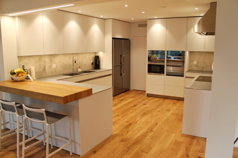 Küche mit Holzboden